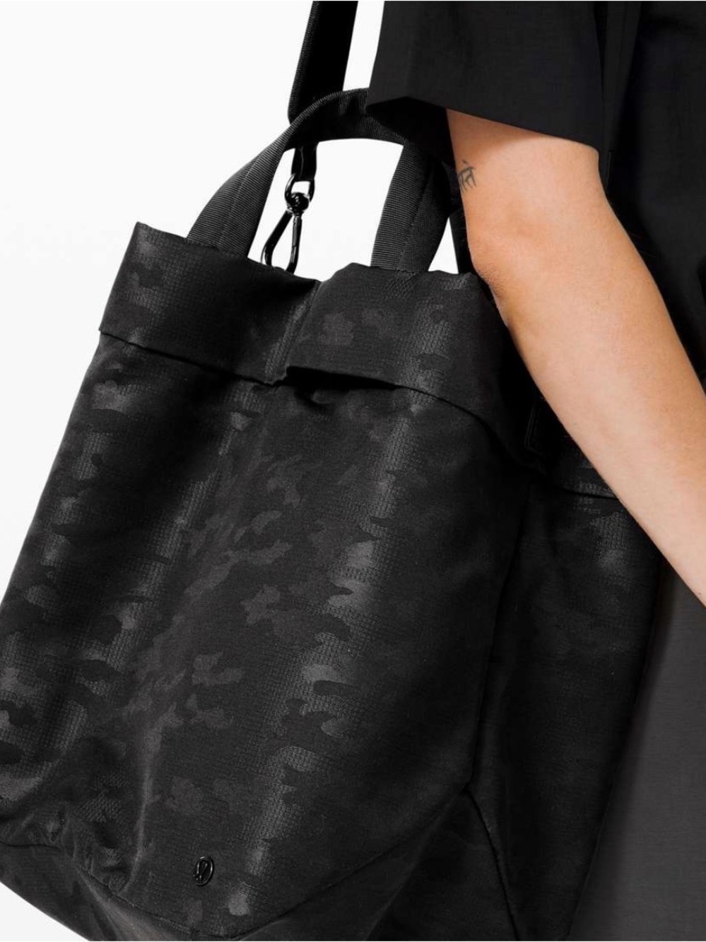 Lululemon On my Level Bag Black Camo